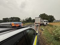 Bild: LKW kommt auf der B241 von der Stra&szlig;e ab und prallt gegen einen Baum