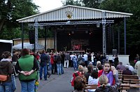 John Michae Kelly & Frau Maite Itoiz im Gehege Bild: John Michae Kelly & Frau Maite Itoiz im Gehege