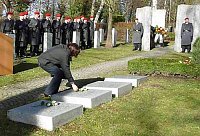 Bild: Feierliche Kranzniederlegung