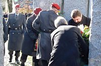 Bild: Feierliche Kranzniederlegung