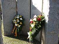 Bild: Feierliche Kranzniederlegung