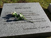 Bild: Feierliche Kranzniederlegung