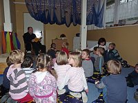 Bild: Manfred Scherer beim Vorlesen