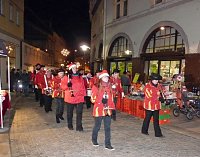 Bild: Laternenumzug und Feuerschau