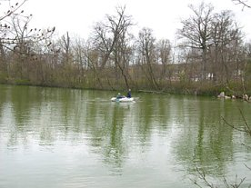 Bild: Schlauchboot auf gro&szlig;em Parkteich