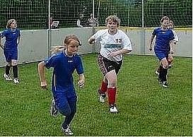 Bild: Auf G&ouml;ldner rollt der Ball