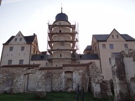 Bild: Auf Schloss Kannawurf haben die Restaurierungsarbeiten begonnen. In der Bildmitte der bereits wiederhergestellte Uhrenturm.
