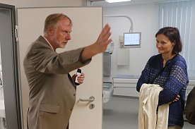 Bild: Chefarzt Dr. Gert Zinger kann auch nach 34 Jahren Nuklearmedizin noch mit viel Leidenschaft &uuml;ber sein Feld sprechen