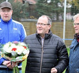 Bild: Trikot&uuml;bergabe in Ringleben