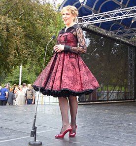 Bild: D&eacute;sir&eacute;e Brodka, die in Der Zarewitsch die Sonja singt, beim Theaterfest
