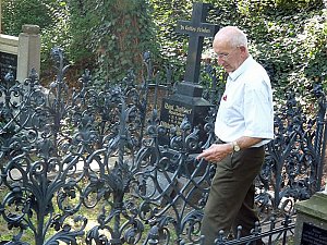 &Uuml;bergabe eines wertvollen Grabgitters
