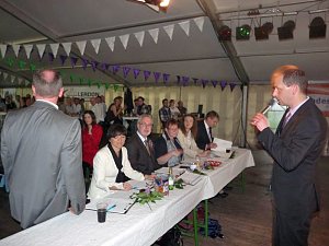 Die Wahl der Fliederk&ouml;nigin (1)