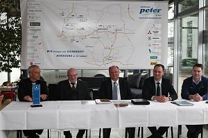 Von links: Ren&eacute; Stange, Peter Kn&ouml;pfel, Helmut Peter, Andreas Peter und Hein Appenrodt  (Kundendienstberater)