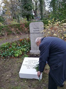 Gedenkstein enth&uuml;llt
