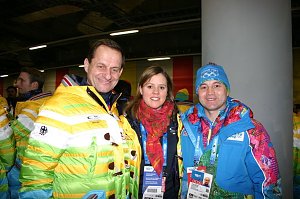 Dreiergespann: DOSB-Pr&auml;sident Alfons H&ouml;rmann, Ski-Rennl&auml;uferin Viktoria Rebensburg und Sergej K&ouml;nig posierten in den Katakomben des Olympiastadions.