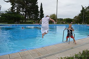 Abbaden im Greu&szlig;ner Freibad