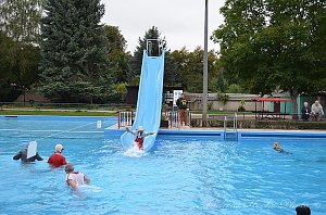 Abbaden im Greu&szlig;ner Freibad