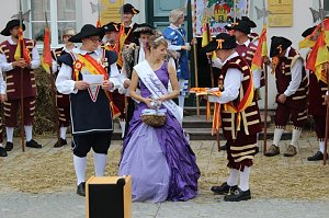 Hausm&auml;nner laden zum Bauernmarkt ein