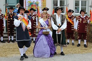 Hausm&auml;nner laden zum Bauernmarkt ein