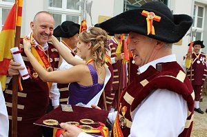 Hausm&auml;nner laden zum Bauernmarkt ein