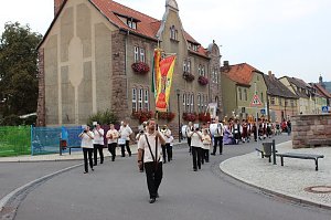 Hausm&auml;nner laden zum Bauernmarkt ein