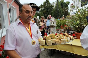 Hausm&auml;nner laden zum Bauernmarkt ein