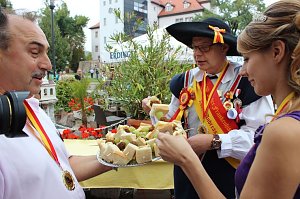 Hausm&auml;nner laden zum Bauernmarkt ein