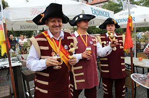 Hausm&auml;nner laden zum Bauernmarkt ein