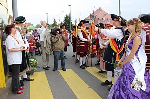 Hausm&auml;nner laden zum Bauernmarkt ein