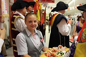 Hausm&auml;nner laden zum Bauernmarkt ein
