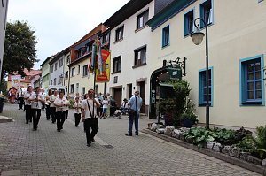 Hausm&auml;nner laden zum Bauernmarkt ein