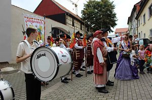 Hausm&auml;nner laden zum Bauernmarkt ein