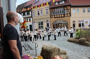 Hausm&auml;nner laden zum Bauernmarkt ein