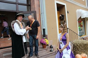 Hausm&auml;nner laden zum Bauernmarkt ein