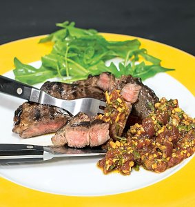 Scharf: Der sehr fein gehackte frische Ingwer bringt eine sommerlich-frische Schärfe in die Salsa zu dem medium gegarten Grillsteak, die man sonst eher milden Chilis zutrauen würde.
