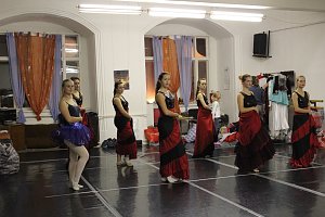 Die Eleven des Tanzstudios Radeva üben die "Schneekönigin" ein