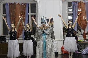 Die Eleven des Tanzstudios Radeva üben die "Schneekönigin" ein