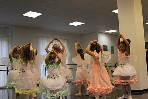 Die Eleven des Tanzstudios Radeva üben die "Schneekönigin" ein
