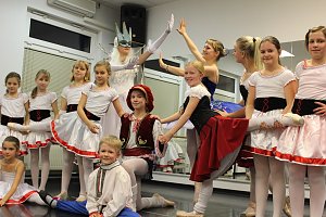 Die Eleven des Tanzstudios Radeva üben die "Schneekönigin" ein