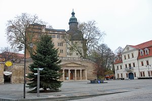 Der Weihnachtsbaum steht.