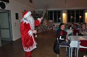 Weihnachtsmann kam mit Rentier