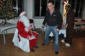 Weihnachtsmann kam mit Rentier