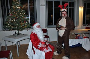 Weihnachtsmann kam mit Rentier
