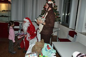 Weihnachtsmann kam mit Rentier