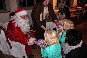 Weihnachtsmann kam mit Rentier