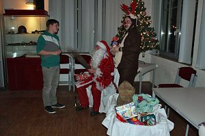 Weihnachtsmann kam mit Rentier