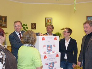 Übergabe der Bauschutzbrillen an Abgeordneten des Landtages