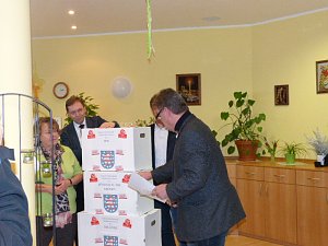 Übergabe der Bauschutzbrillen an Abgeordneten des Landtages