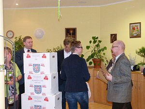 Übergabe der Bauschutzbrillen an Abgeordneten des Landtages
