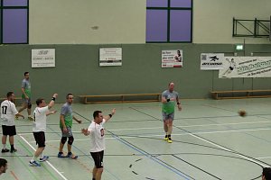 Handballer beim Derby (Halbzeit)